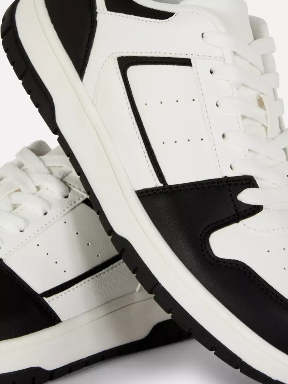 Buty sportowe z niską cholewką i panelami