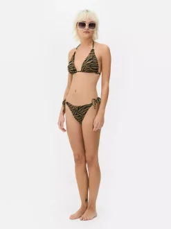 Błyszcząca trójkątna góra od bikini w zeberkę