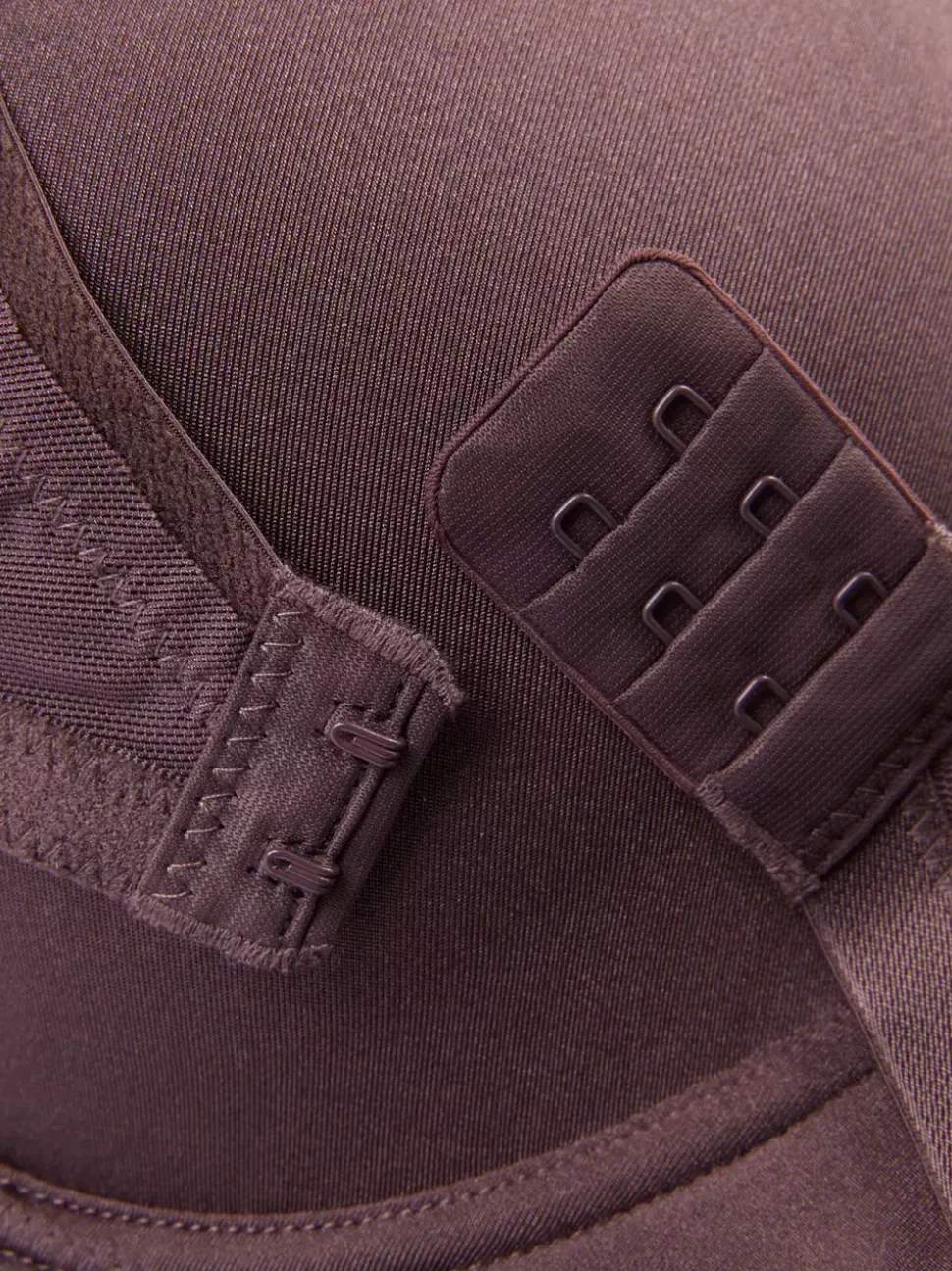 Błyszczący biustonosz pod T-shirt, rozmiary miseczki D–G