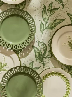 Ceramiczny talerzyk z ozdobnymi wycięciami