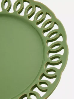 Ceramiczny talerzyk z ozdobnymi wycięciami