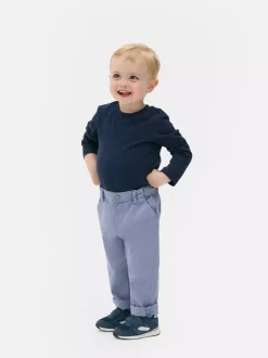 Chinosy z podwiniętą nogawką