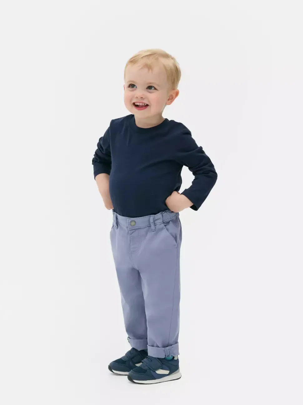 Chinosy z podwiniętą nogawką