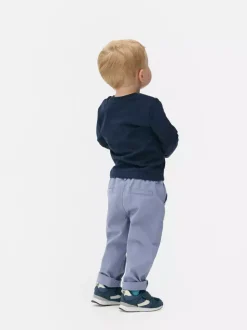 Chinosy z podwiniętą nogawką