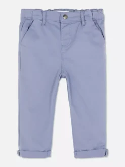 Chinosy z podwiniętą nogawką