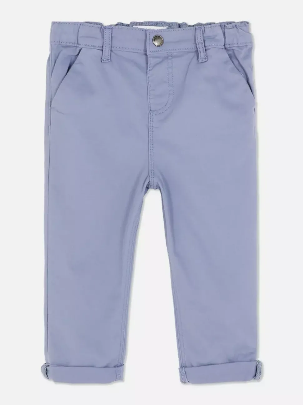 Chinosy z podwiniętą nogawką