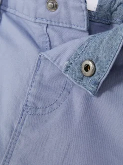 Chinosy z podwiniętą nogawką