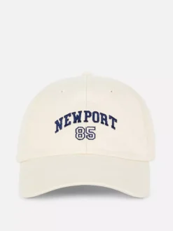 Czapka z daszkiem i motywem Newport