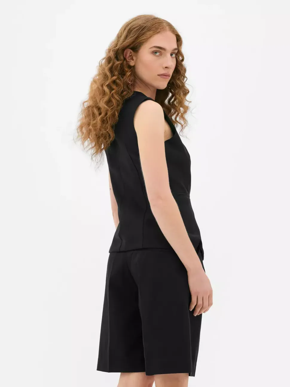 Czarna kamizelka o wydłużonym kroju