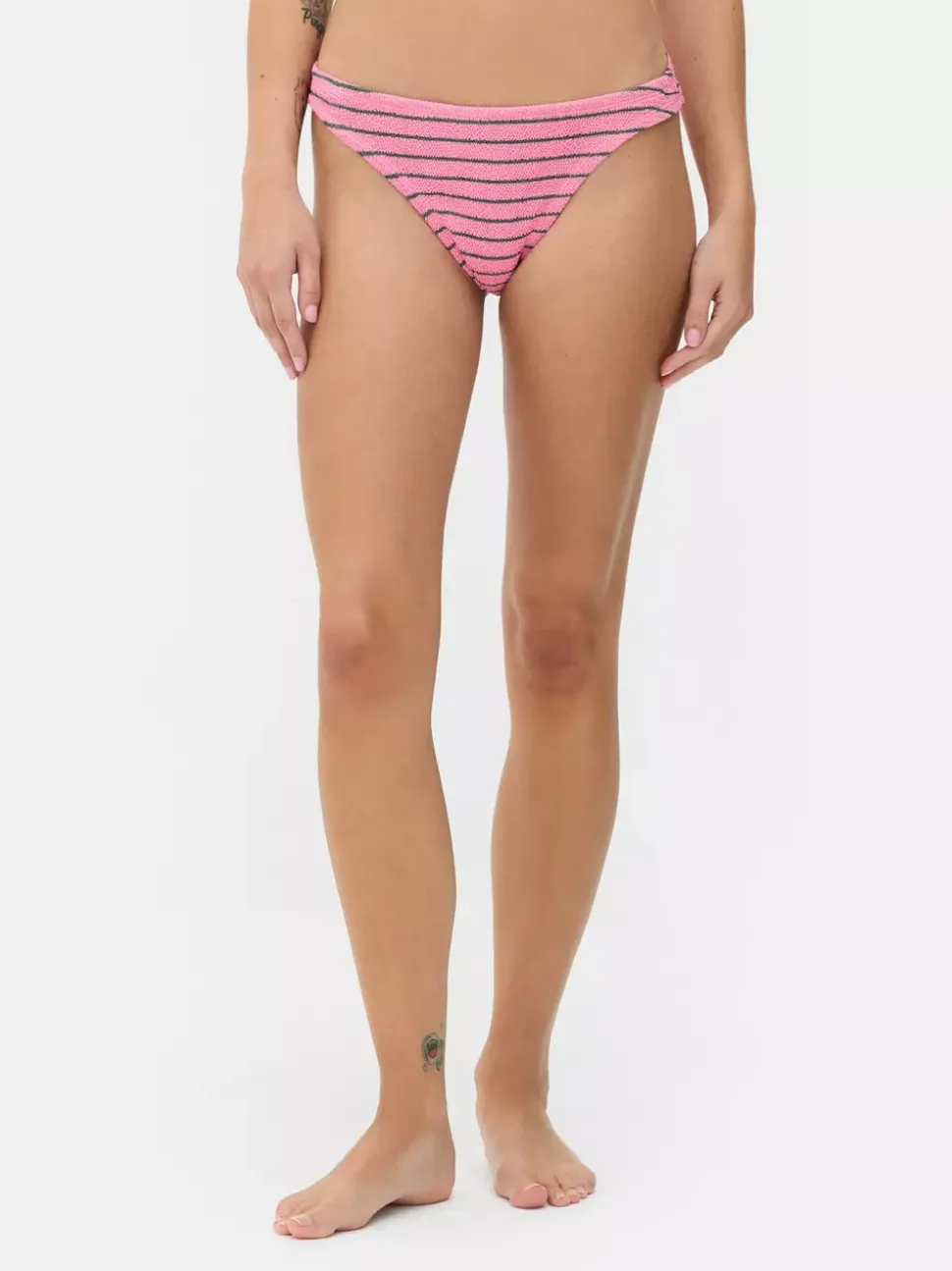 Dół od bikini w paski z wysokimi wycięciami