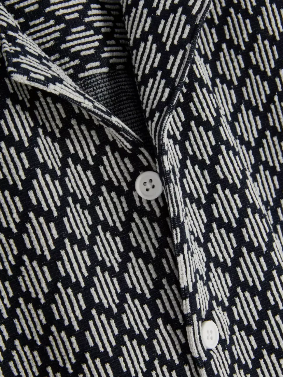 Dżersejowa koszula na guziki z geometrycznym wzorem