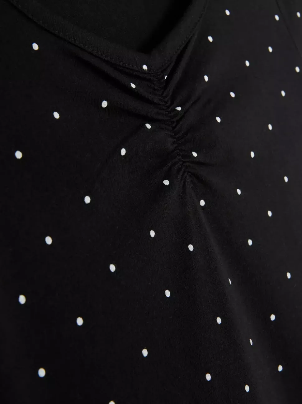 Dżersejowa sukienka w kropki z dekoltem w serek