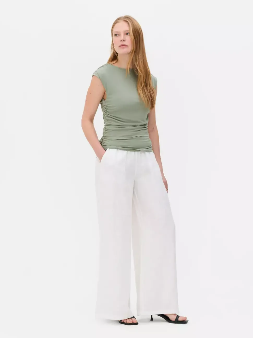 Drapowany top bez rękawów The Edit