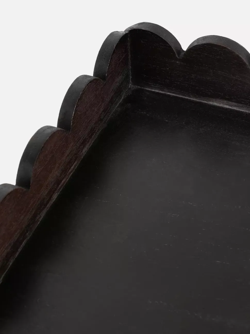 Duża drewniana taca z pofalowanym brzegiem