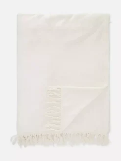 Duża miękka narzuta z frędzlami przy obszyciu