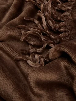 Duża miękka narzuta z frędzlami przy obszyciu