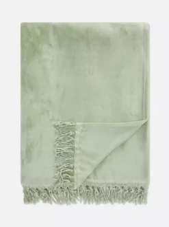 Duża miękka narzuta z frędzlami przy obszyciu