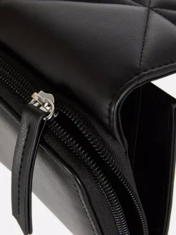 Duża pikowana portmonetka z inicjałem