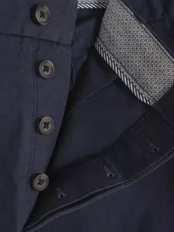 Elastyczne chinosy z prostymi nogawkami