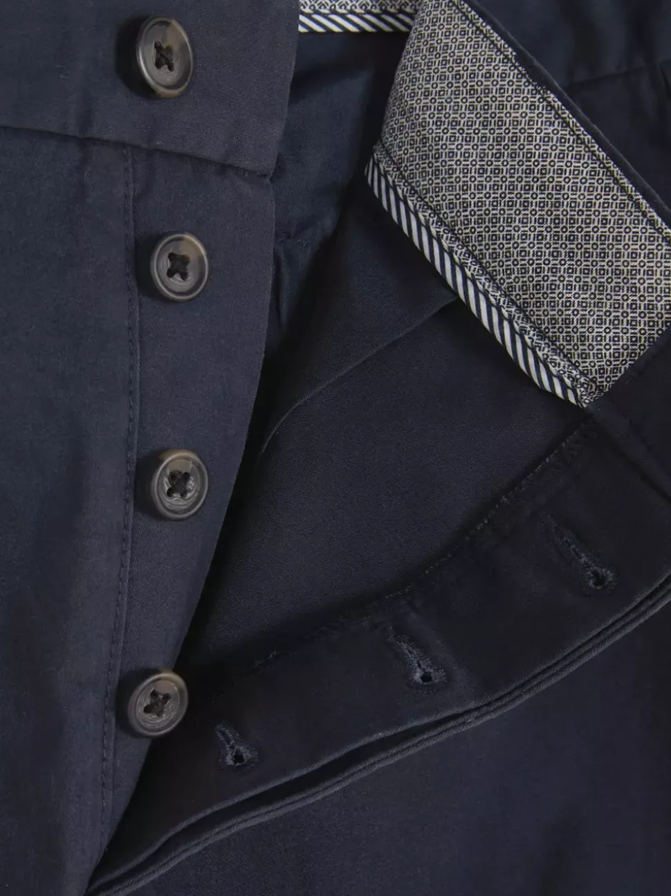 Elastyczne chinosy z prostymi nogawkami