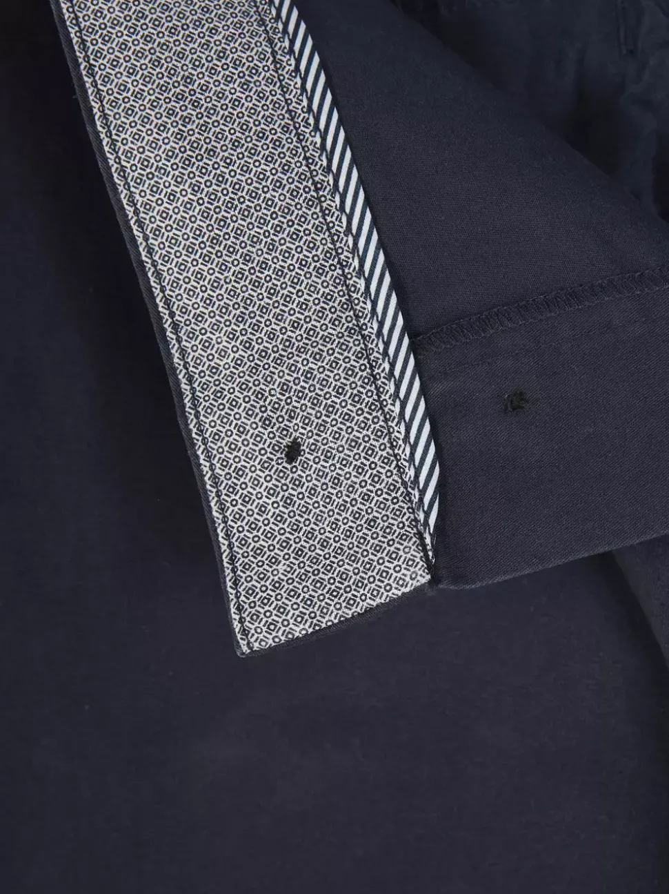 Elastyczne chinosy z prostymi nogawkami