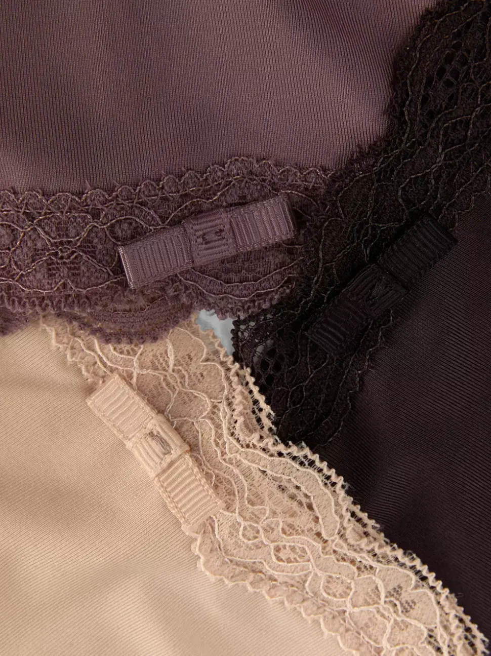 Figi biodrówki z koronkowym wykończeniem, 3 szt.