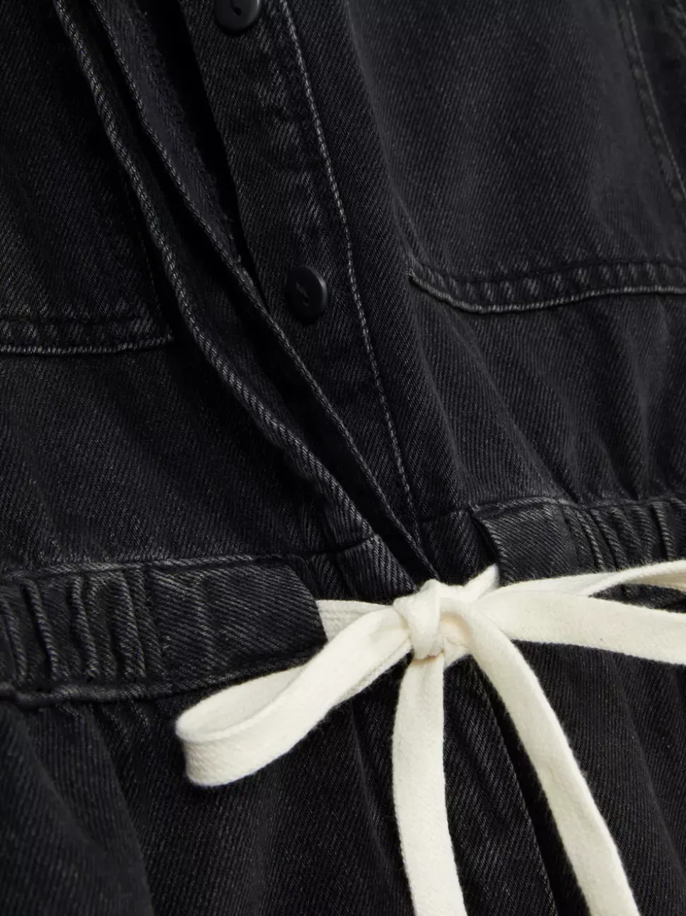 Funkcjonalny kombinezon z wiązaniem w talii