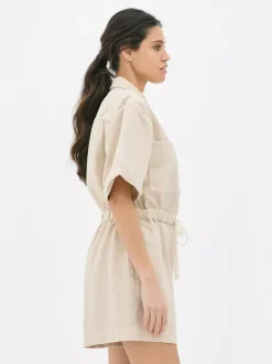 Funkcjonalny kombinezon z wiązaniem w talii