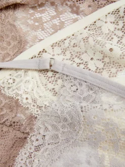 G-stringi z koronki, 3 pary