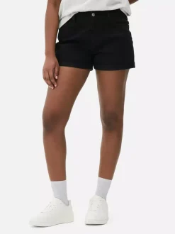 Jeansowe spodenki z podwiniętymi nogawkami