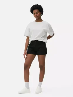 Jeansowe spodenki z podwiniętymi nogawkami