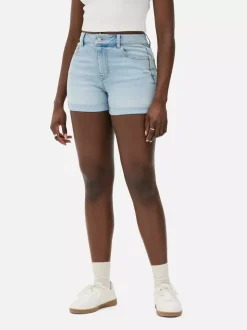 Jeansowe spodenki z podwiniętymi nogawkami