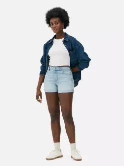 Jeansowe spodenki z podwiniętymi nogawkami