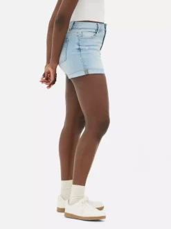 Jeansowe spodenki z podwiniętymi nogawkami