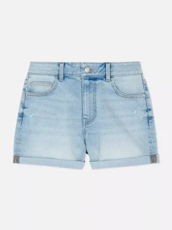 Jeansowe spodenki z podwiniętymi nogawkami