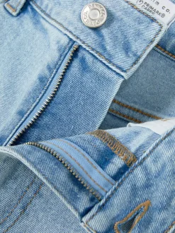 Jeansowe spodenki z podwiniętymi nogawkami