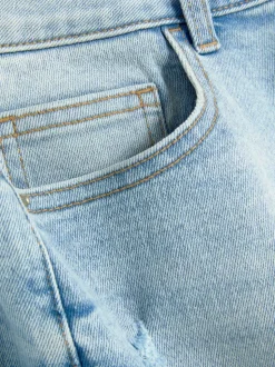 Jeansowe spodenki z podwiniętymi nogawkami