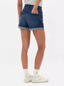 Jeansowe spodenki z podwiniętymi nogawkami