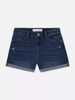 Jeansowe spodenki z podwiniętymi nogawkami