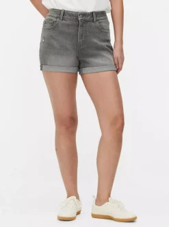 Jeansowe spodenki z podwiniętymi nogawkami