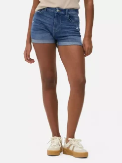 Jeansowe spodenki z podwiniętymi nogawkami