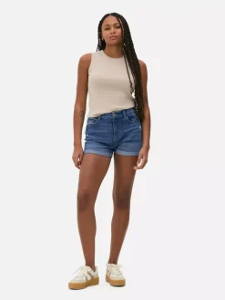 Jeansowe spodenki z podwiniętymi nogawkami