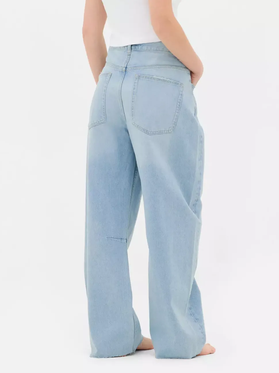 Jeansy typu barrel z postrzępionym obszyciem