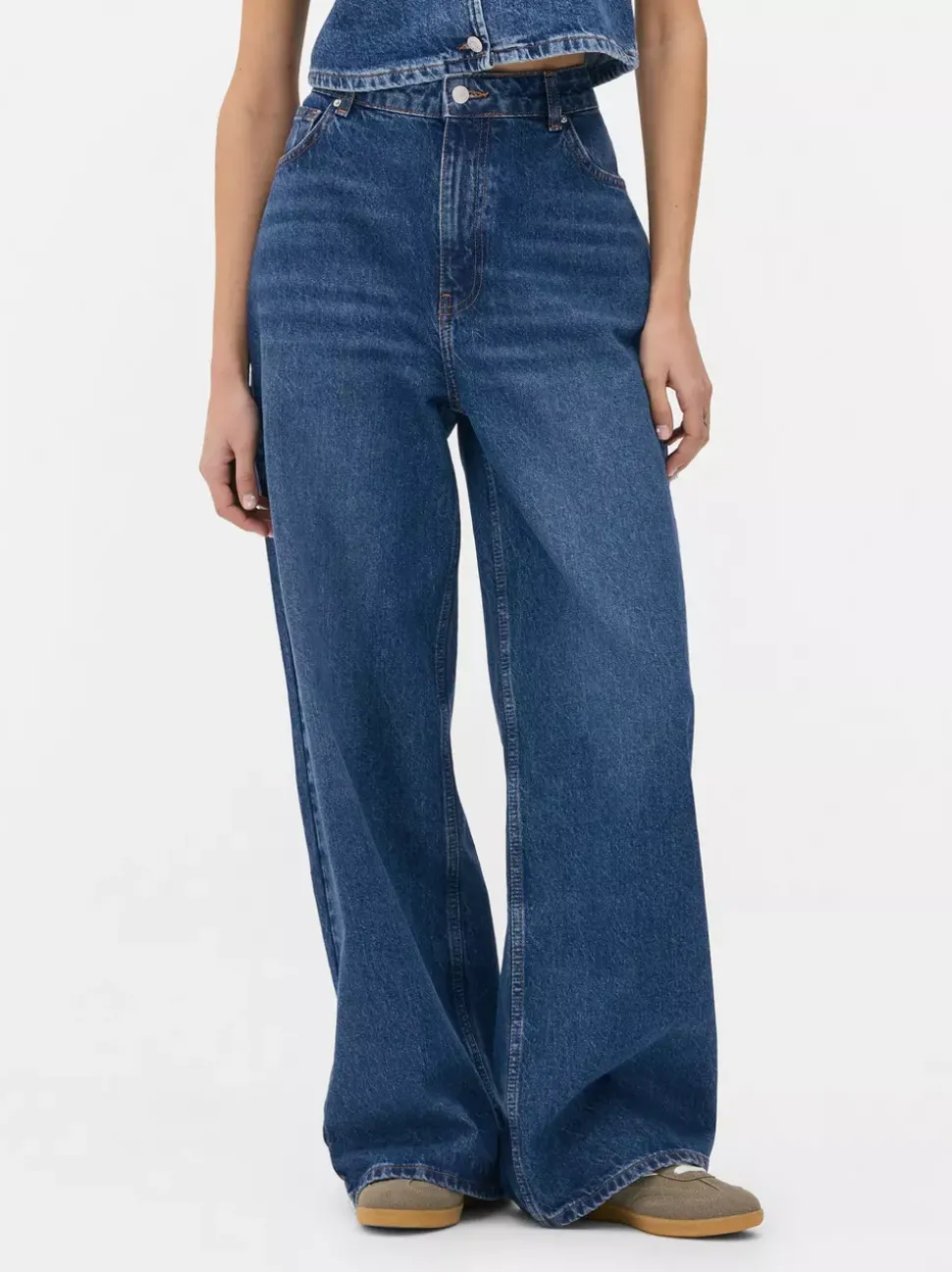 Jeansy typu boyfriend z szeroką nogawką