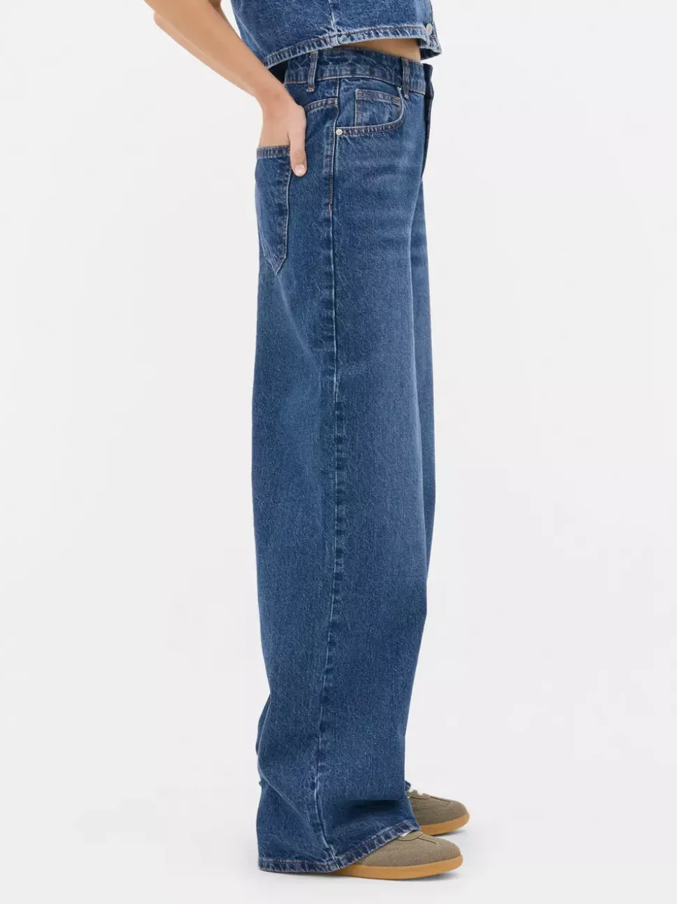 Jeansy typu boyfriend z szeroką nogawką