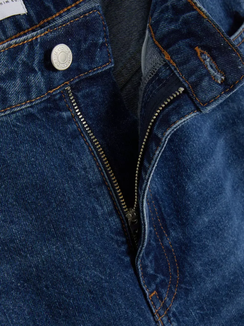 Jeansy typu boyfriend z szeroką nogawką