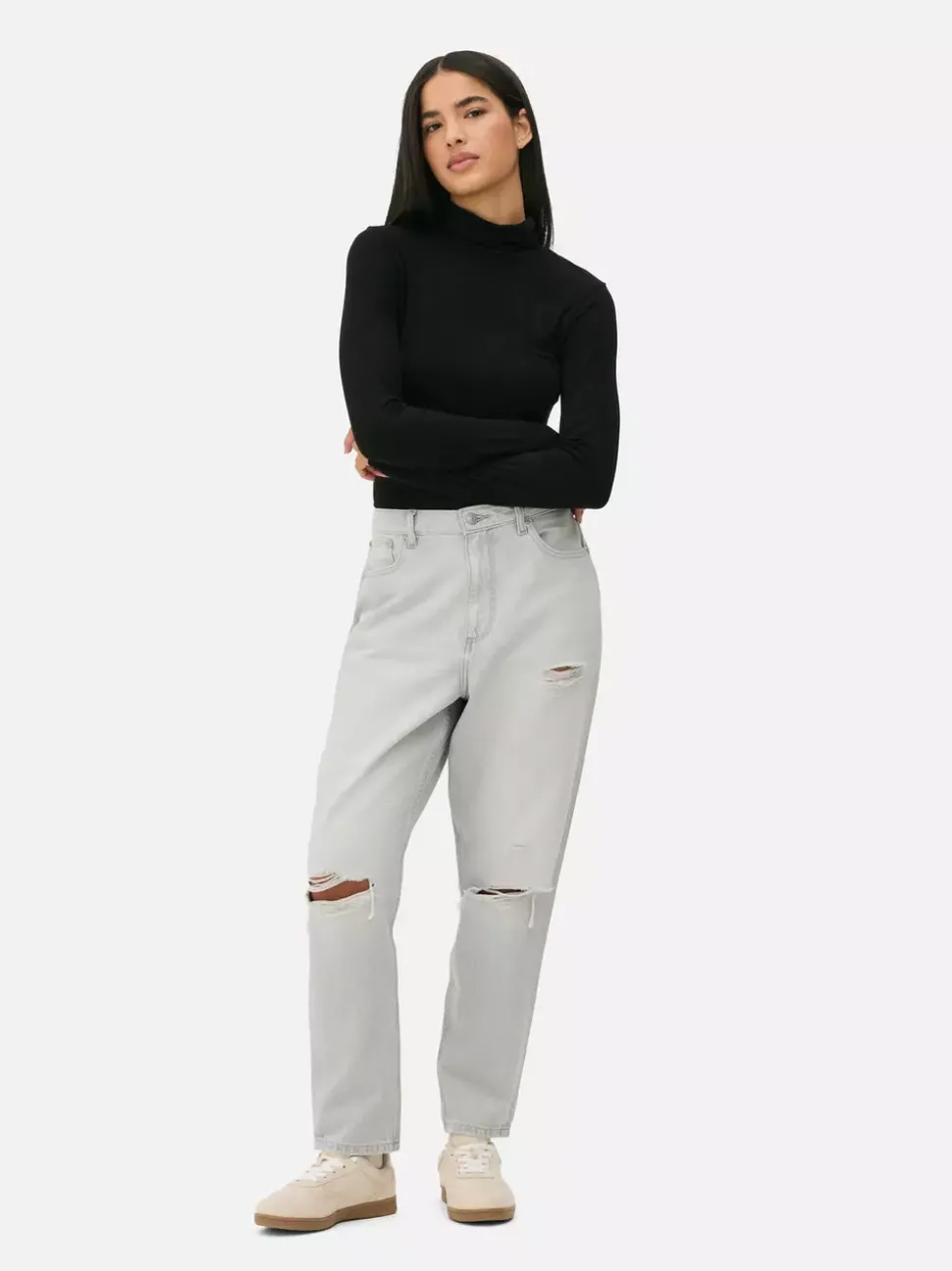 Jeansy typu mom z rozdarciami