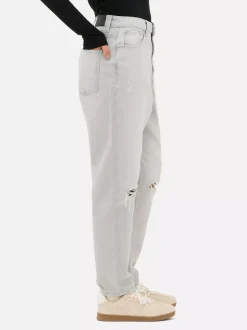 Jeansy typu mom z rozdarciami