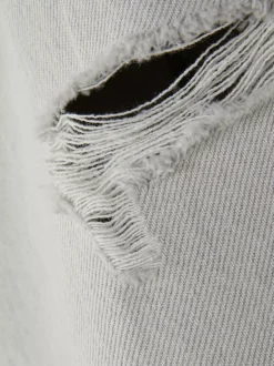 Jeansy typu mom z rozdarciami