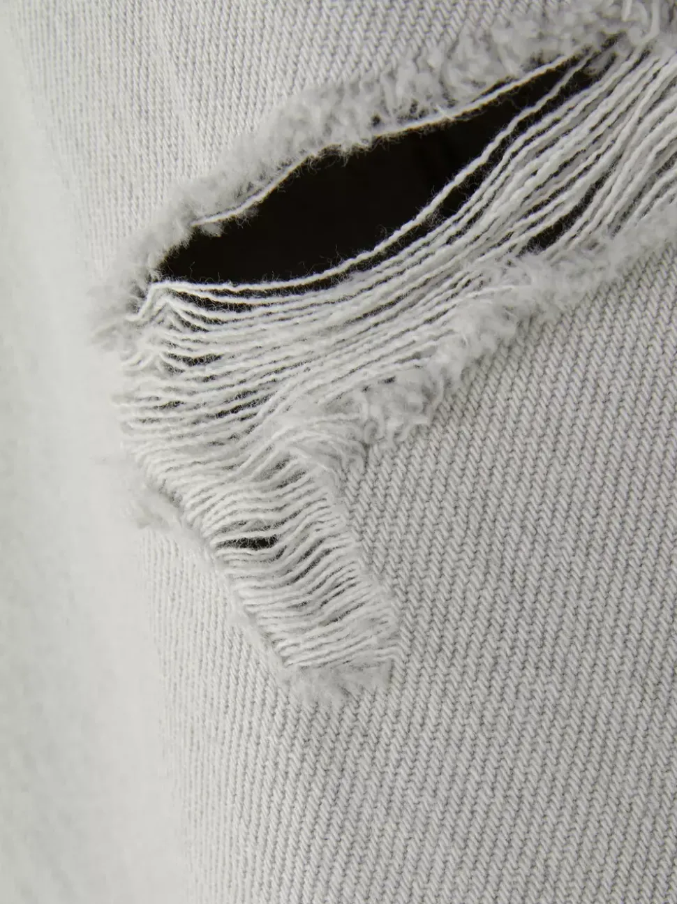 Jeansy typu mom z rozdarciami